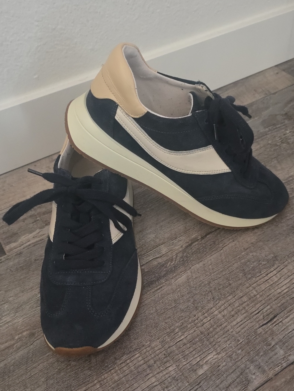 Vince Navy and Cream Suede Low-Top Sneakers